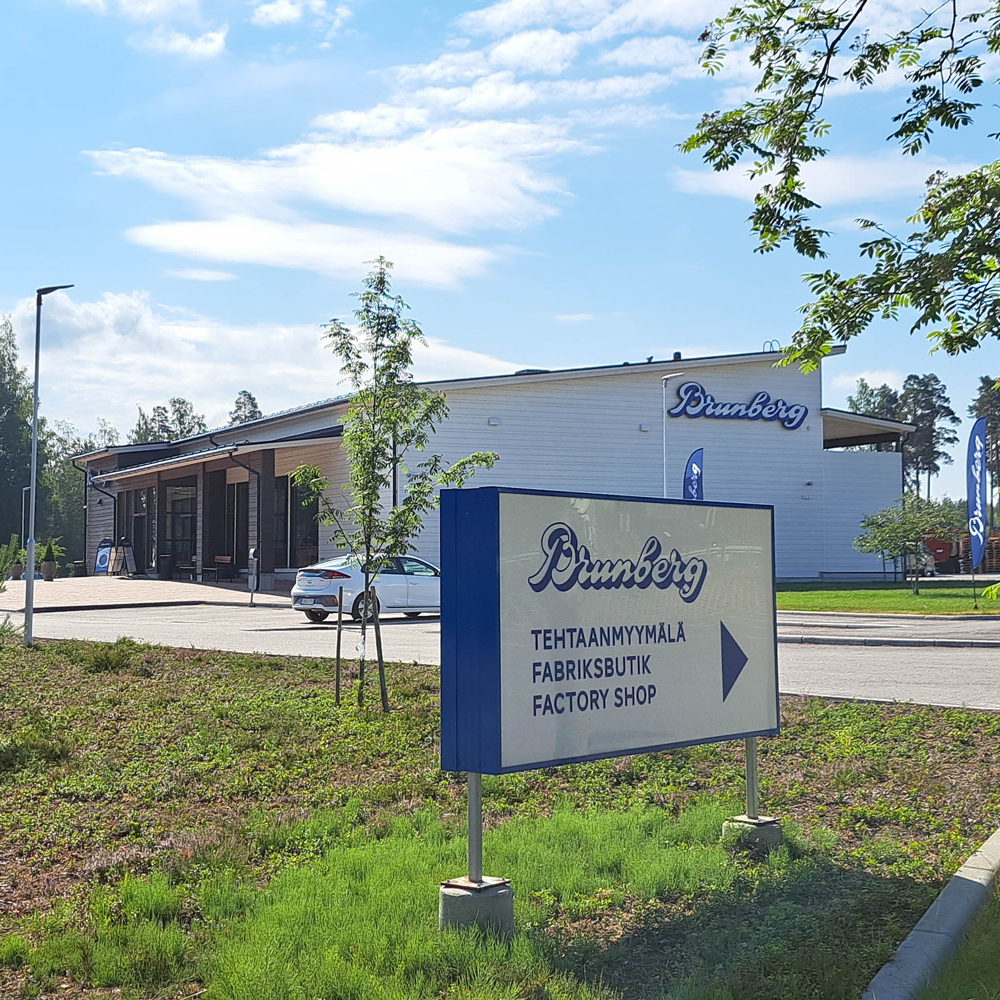 Brunberg - Brunberg-tehtaanmyymalan-piha